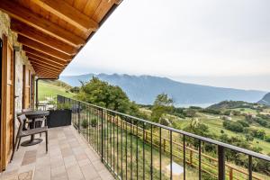 balkon z widokiem na góry w obiekcie Agriturismo Bocca Nevese Betulla w mieście Pieve