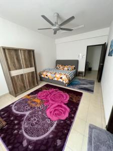 Voodi või voodid majutusasutuse NEW! Naiz Crib 4 Bedroom at Kepayang Heights toas