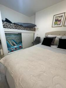 San Alfonso del Mar tesisinde bir odada yatak veya yataklar