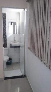Baño blanco con aseo y lavamanos en GRAN HOTEL en Três Lagoas