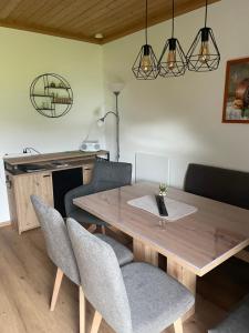 uma sala de jantar com uma mesa de madeira e cadeiras em Ferienwohnung Renate Hubner em Gosau
