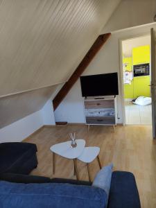 - un salon avec un canapé et une table dans l'établissement Appartement Boutx, à Boutx