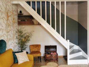 salon z żółtą kanapą i schodami w obiekcie La Petite Maison w mieście Arles +27 zdjęć