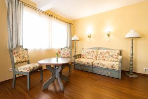 Aquamarina Hotel Visegrád的休息区