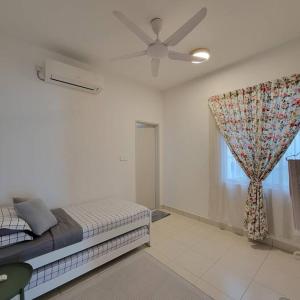 1 dormitorio con 1 cama y ventilador de techo en LakeHomes 10 min to LEGOLAND, en Gelang Patah