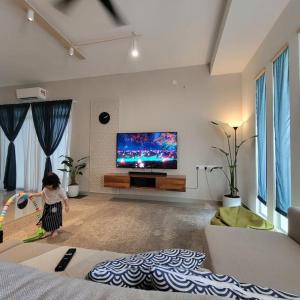 A television and/or entertainment centre at LakeHomes 10 min to LEGOLAND
