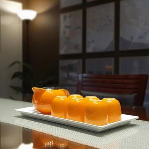 um prato de comida laranja numa mesa em LakeHomes 10 min to LEGOLAND em Gelang Patah