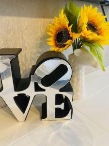 a vase filled with sunflowers and a vase with a bunch at Lovely HotelStyle Apartment - Central London in London