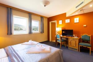 Aquamarina Hotel Visegrád客房内的一张或多张床位