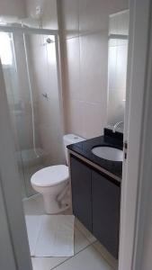 ein Badezimmer mit Toilette, Waschbecken und Dusche in der Unterkunft Alto Padrão Tenório 2suites com ar, wifi e piscina in Ubatuba