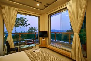 TV a/nebo společenská místnost v ubytování hotel saptarang residency panhala