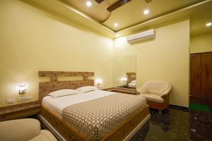 Postel nebo postele na pokoji v ubytování hotel saptarang residency panhala