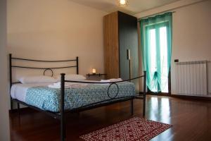 sypialnia z łóżkiem, oknem i dywanem w obiekcie marath houses 1 w mieście Marta