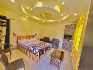 Postel nebo postele na pokoji v ubytování hotel saptarang residency panhala