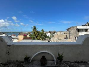 vistas al océano desde el balcón de un edificio en Swahili Dreams Apartments, en Lamu