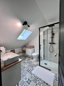 a bathroom with a shower and a sink at Charmante & Paisible Villa Platon - Jacuzzi & Jardin - Brive in Brive-la-Gaillarde
