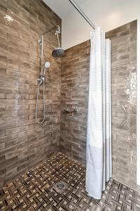 Et badeværelse på Simply Stunning Off Blue Ridge Pkwy