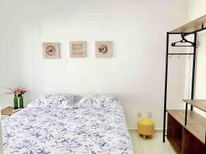 1 dormitorio con 1 cama con edredón azul y blanco en Casa Marola: 100M da Praia, Completa e Tranquila, en Bertioga