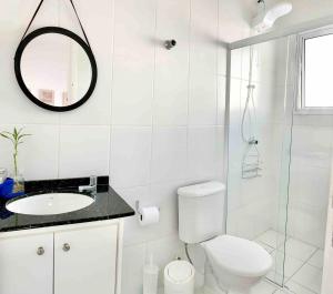 baño blanco con aseo y ducha acristalada en Casa Marola: 100M da Praia, Completa e Tranquila, en Bertioga