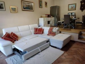 a living room with a white couch and a table at Il Guscio in Corsanico-Bargecchia