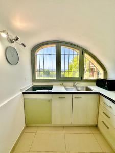 Kuchyň nebo kuchyňský kout v ubytování Just Langhe Casa Dolcetto