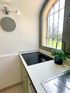 Kuchyň nebo kuchyňský kout v ubytování Just Langhe Casa Dolcetto