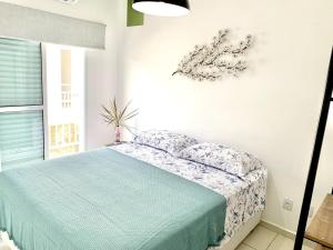 Schlafzimmer mit einem Bett mit blauer Tagesdecke in der Unterkunft Casa Maré Mansa: in Bertioga + 35 Fotos