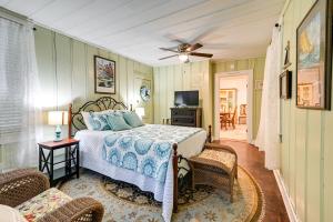 1 dormitorio con 1 cama, sillas y TV en Magnolia House 1 Mi to Historic Georgetown en Georgetown