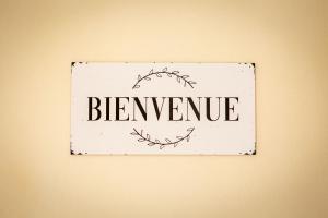 Znak na ścianie ze słowem bernvenue w obiekcie KASA 37 - Centre ville - Tout équipé - 2 TV w mieście Valenciennes