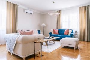 ein Wohnzimmer mit einem Sofa und einem Stuhl in der Unterkunft Chic in Istanbul