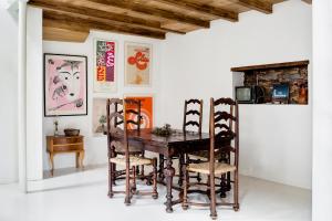 een eetkamer met een houten tafel en stoelen bij Casa de las Flores / Casa de campo LUGO in A Pontenova