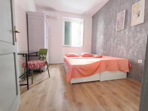 Postel nebo postele na pokoji v ubytování Bright and Colourful Apartment Luce -Sandy beach