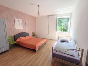 Postel nebo postele na pokoji v ubytování Bright and Colourful Apartment Luce -Sandy beach