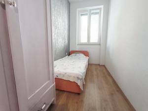 Postel nebo postele na pokoji v ubytování Bright and Colourful Apartment Luce -Sandy beach