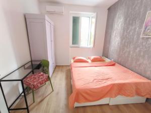 Postel nebo postele na pokoji v ubytování Bright and Colourful Apartment Luce -Sandy beach