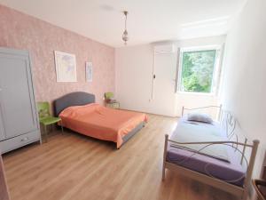 Postel nebo postele na pokoji v ubytování Bright and Colourful Apartment Luce -Sandy beach