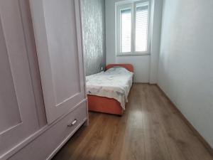 Postel nebo postele na pokoji v ubytování Bright and Colourful Apartment Luce -Sandy beach