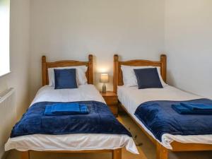 two beds sitting next to each other in a bedroom at Metfield in Great Yarmouth
