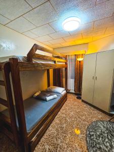 Katil dua tingkat atau katil-katil dua tingkat dalam bilik di Mirador Modern House - Walking distance to Lourdes Grotto
