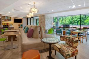 Ο χώρος του lounge ή του μπαρ στο Home2 Suites By Hilton Marysville