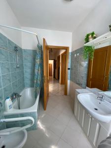 een badkamer met een bad, een wastafel en een bad bij Avventura e Relax a Bagnasco 1 in Bagnasco