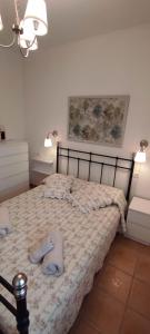 Un dormitorio con una cama con toallas. en Islantilla golf playa, en Huelva 5 fotos más
