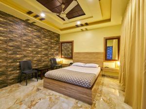 Postel nebo postele na pokoji v ubytování hotel saptarang residency panhala