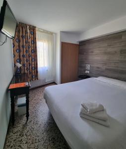 a hotel room with a bed and a desk with a bed sidx sidx at Hotel Cims Pas de La Casa in Pas de la Casa