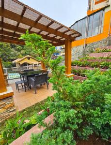 un patio con una mesa y un piano en Mirador Modern House - Walking distance to Lourdes Grotto, en Baguio