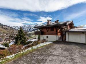 ラ・クリュサにあるAppartement La Clusaz, 3 pièces, 6 personnes - FR-1-437-44の山の丘の脇の家