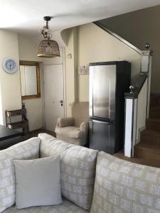salon z kanapą i lodówką w obiekcie Apartment Marbella House w Marbelli