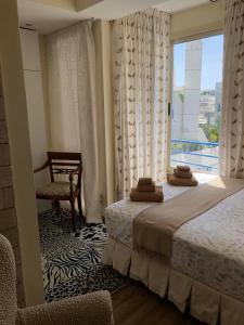 sypialnia z dwoma łóżkami i dużym oknem w obiekcie Apartment Marbella House w Marbelli