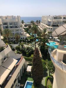 z góry widok na ośrodek z basenem i budynkami w obiekcie Apartment Marbella House w Marbelli