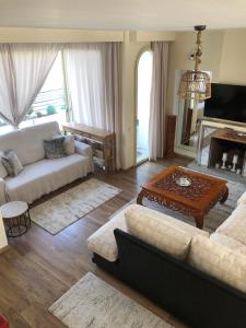 salon z kanapą i stołem w obiekcie Apartment Marbella House w Marbelli +34 zdjęcia